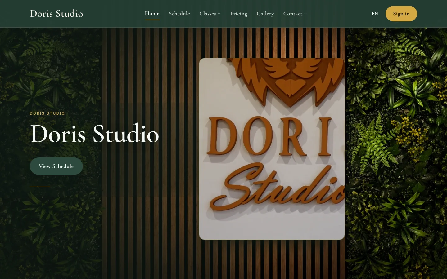 Die Website von Doris Studio: der Name des Studios neben dem hölzernen Logoschild, mit einem Button zum Stundenplan (auf Englisch)