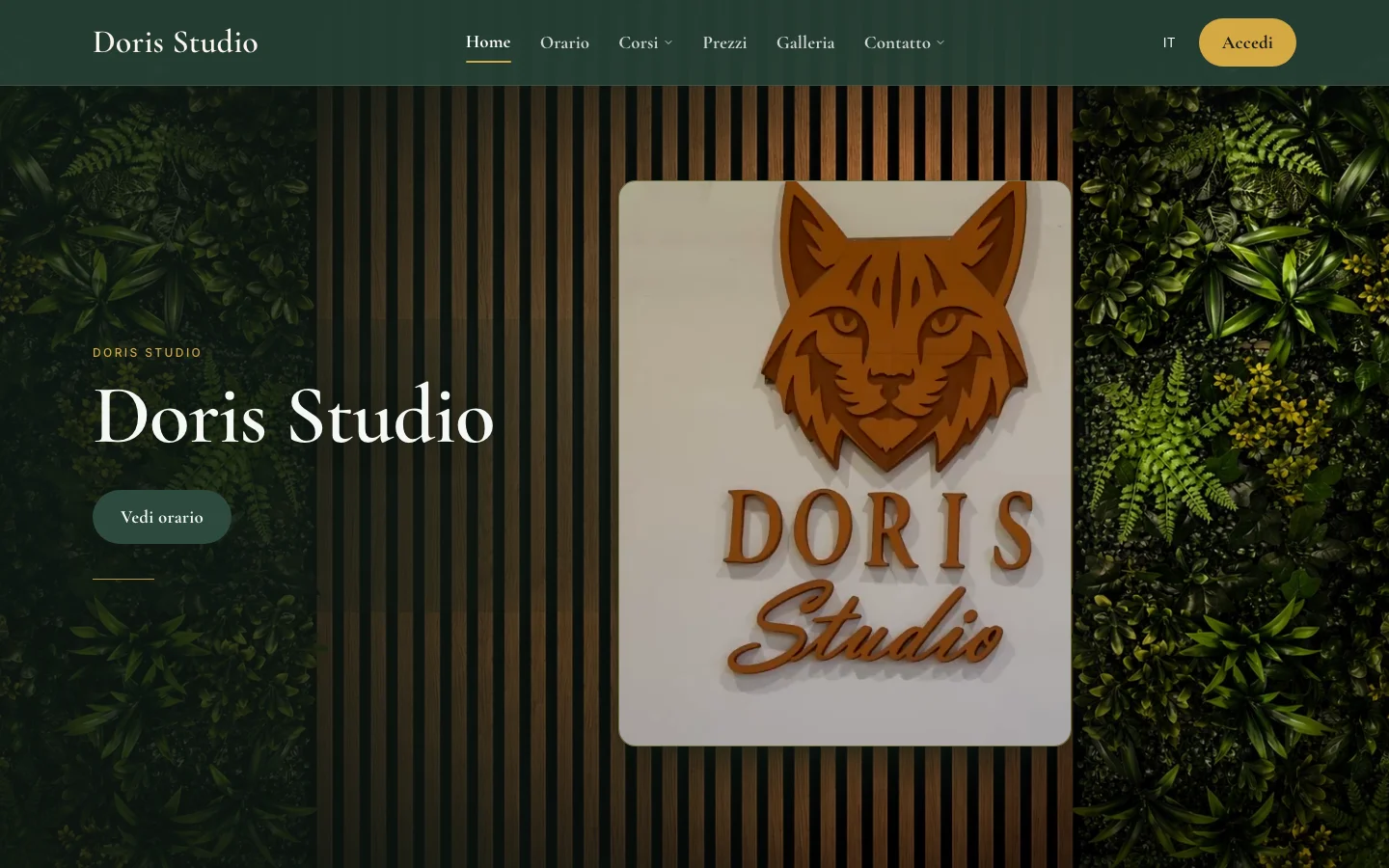 Il sito di Doris Studio: il nome dello studio accanto all'insegna in legno, con un pulsante per vedere gli orari