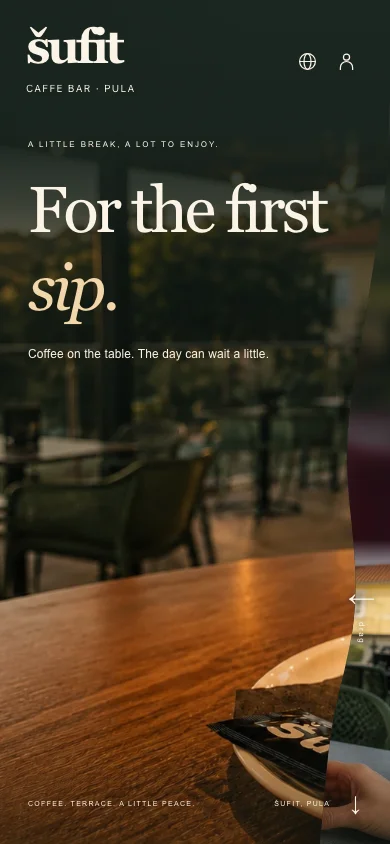 Šufit-Website auf einem Handy, Morgenszene: Kaffee auf dem Tisch (auf Englisch)